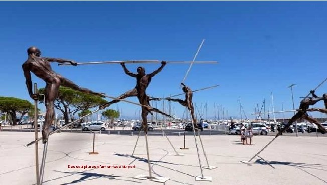 Des sculptures d’art en face du port 