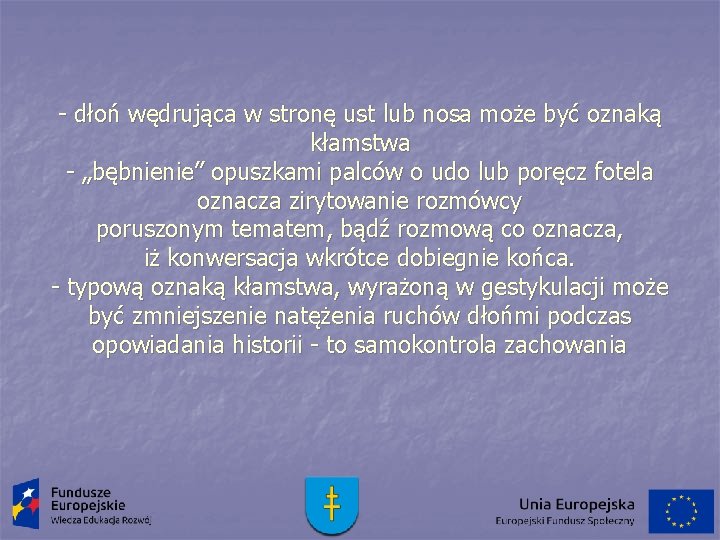 - dłoń wędrująca w stronę ust lub nosa może być oznaką kłamstwa - „bębnienie”