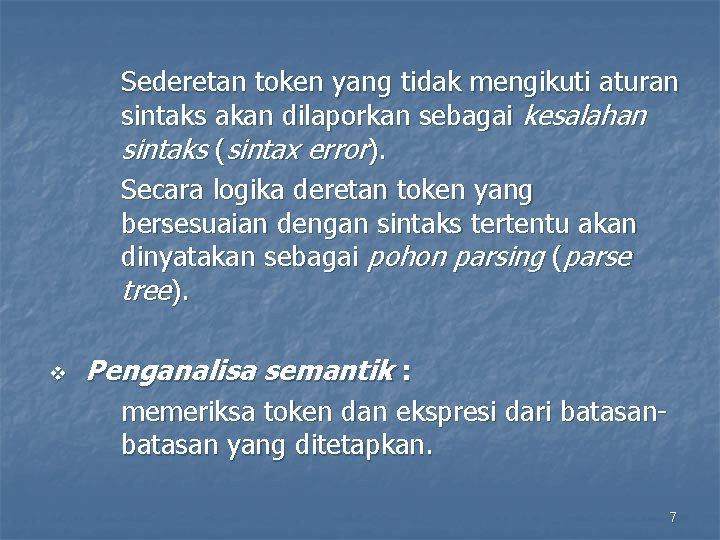Sederetan token yang tidak mengikuti aturan sintaks akan dilaporkan sebagai kesalahan sintaks (sintax error).