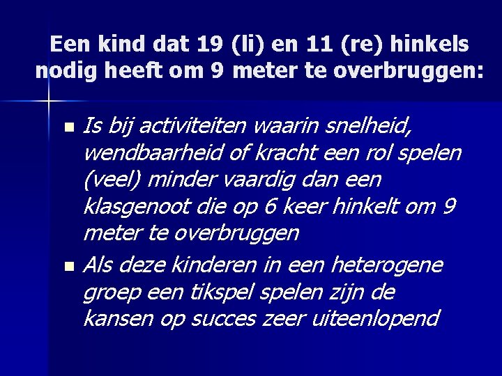Een kind dat 19 (li) en 11 (re) hinkels nodig heeft om 9 meter