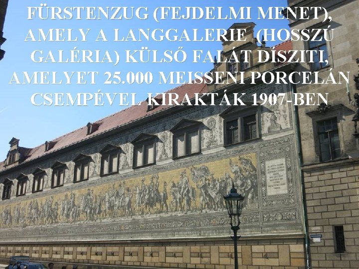 FÜRSTENZUG (FEJDELMI MENET), AMELY A LANGGALERIE (HOSSZÚ GALÉRIA) KÜLSŐ FALÁT DÍSZITI, AMELYET 25. 000