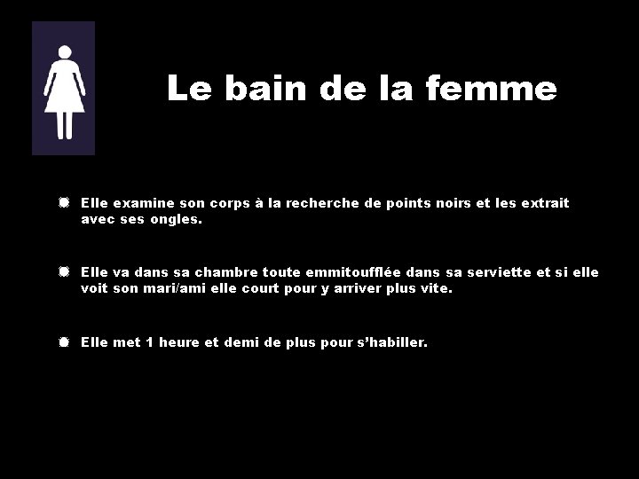 Le bain de la femme Elle examine son corps à la recherche de points