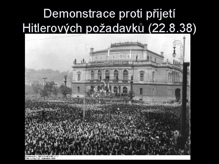 Demonstrace proti přijetí Hitlerových požadavků (22. 8. 38) 