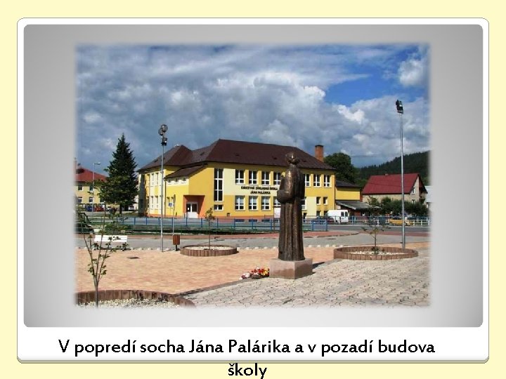 V popredí socha Jána Palárika a v pozadí budova školy 