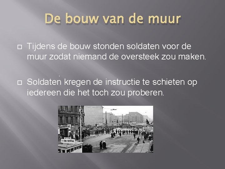 De bouw van de muur Tijdens de bouw stonden soldaten voor de muur zodat