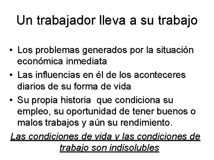 Un trabajador lleva a su trabajo • Los problemas generados por la situación económica Un trabajador lleva a su trabajo • Los problemas generados por la situación económica