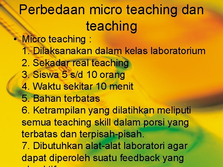 Perbedaan micro teaching dan teaching • Micro teaching : 1. Dilaksanakan dalam kelas laboratorium