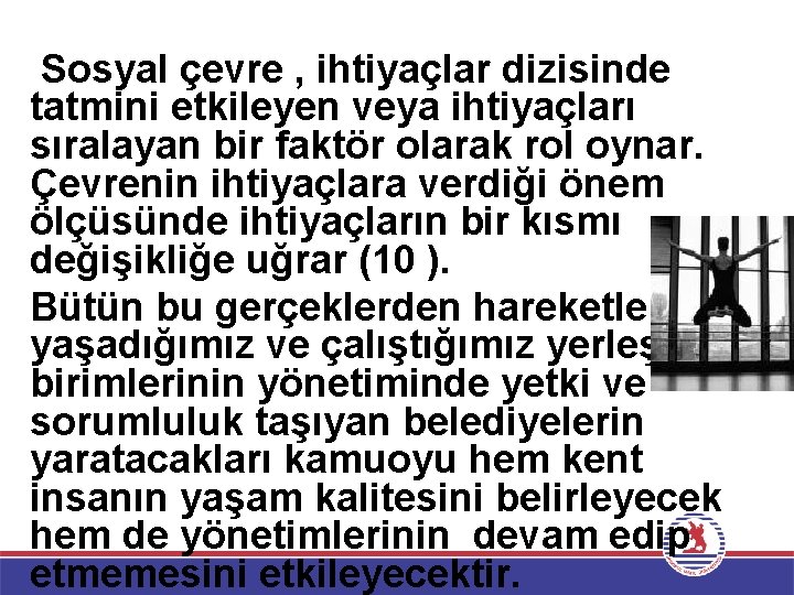 Sosyal çevre , ihtiyaçlar dizisinde tatmini etkileyen veya ihtiyaçları sıralayan bir faktör olarak rol