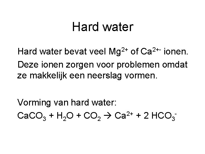 Hard water bevat veel Mg 2+ of Ca 2+- ionen. Deze ionen zorgen voor