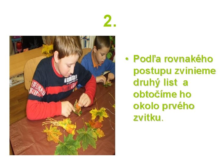 2. • Podľa rovnakého postupu zvinieme druhý list a obtočíme ho okolo prvého zvitku.