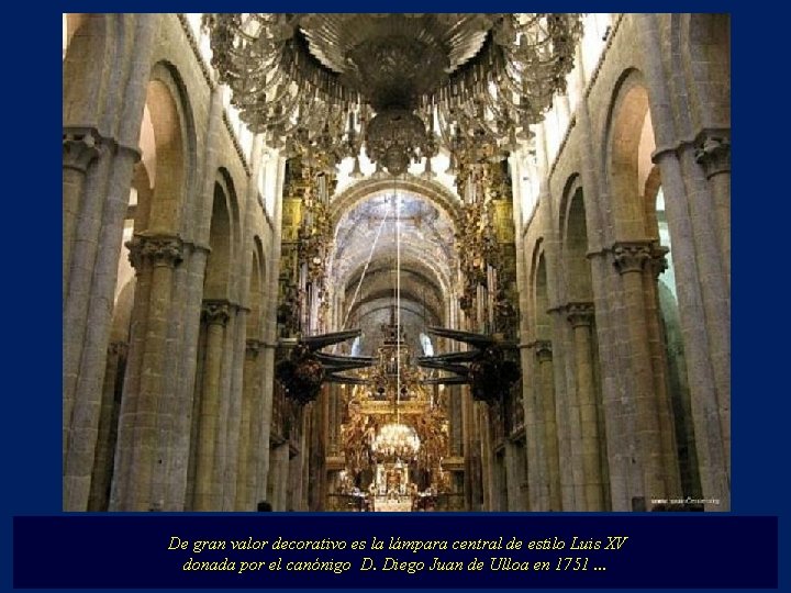 De gran valor decorativo es la lámpara central de estilo Luis XV donada por