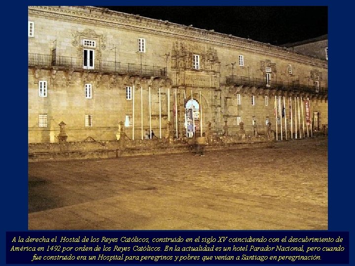 A la derecha el Hostal de los Reyes Católicos, construido en el siglo XV