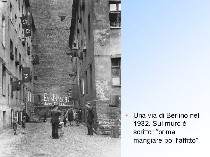  • Una via di Berlino nel 1932. Sul muro è scritto: “prima mangiare