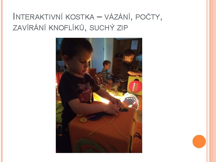 INTERAKTIVNÍ KOSTKA – VÁZÁNÍ, POČTY, ZAVÍRÁNÍ KNOFLÍKŮ, SUCHÝ ZIP 