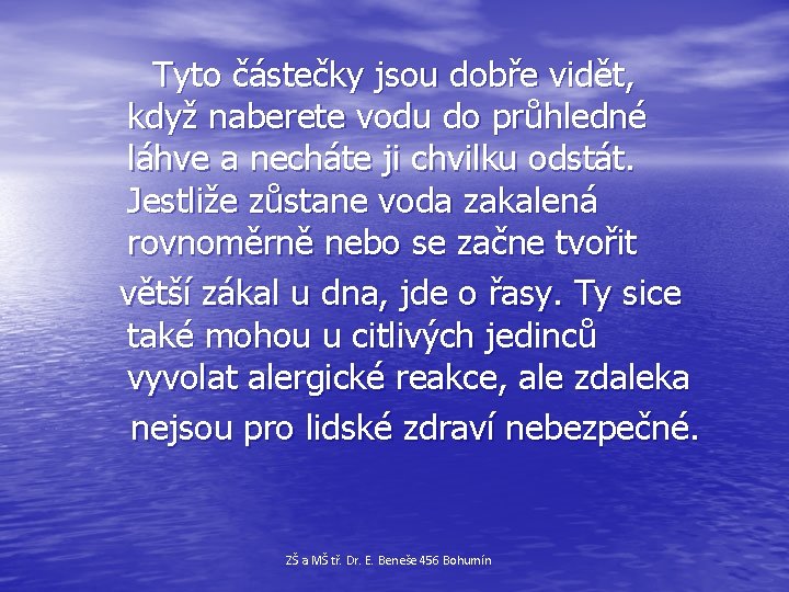  Tyto částečky jsou dobře vidět, když naberete vodu do průhledné láhve a necháte