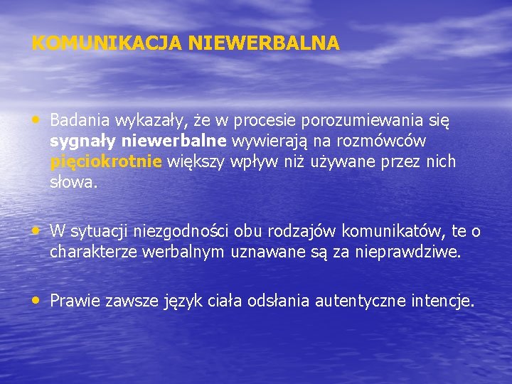 KOMUNIKACJA NIEWERBALNA • Badania wykazały, że w procesie porozumiewania się sygnały niewerbalne wywierają na