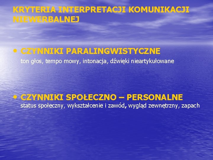 KRYTERIA INTERPRETACJI KOMUNIKACJI NIEWERBALNEJ • CZYNNIKI PARALINGWISTYCZNE ton głos, tempo mowy, intonacja, dźwięki nieartykułowane