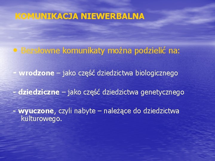 KOMUNIKACJA NIEWERBALNA • Bezsłowne komunikaty można podzielić na: - wrodzone – jako część dziedzictwa