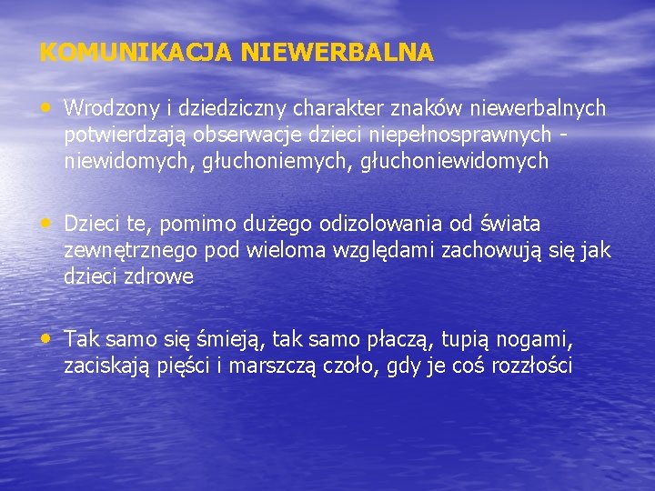 KOMUNIKACJA NIEWERBALNA • Wrodzony i dziedziczny charakter znaków niewerbalnych potwierdzają obserwacje dzieci niepełnosprawnych niewidomych,