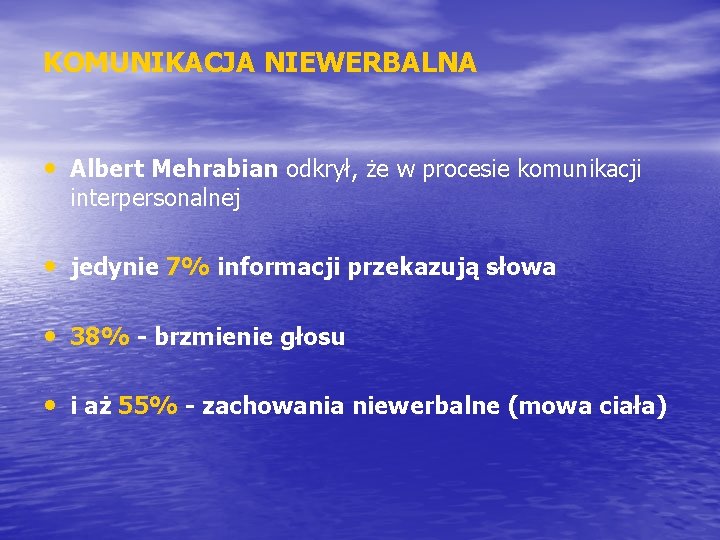 KOMUNIKACJA NIEWERBALNA • Albert Mehrabian odkrył, że w procesie komunikacji interpersonalnej • jedynie 7%