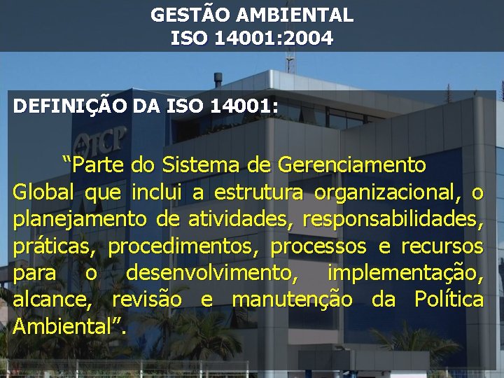 GESTÃO AMBIENTAL ISO 14001: 2004 DEFINIÇÃO DA ISO 14001: “Parte do Sistema de Gerenciamento