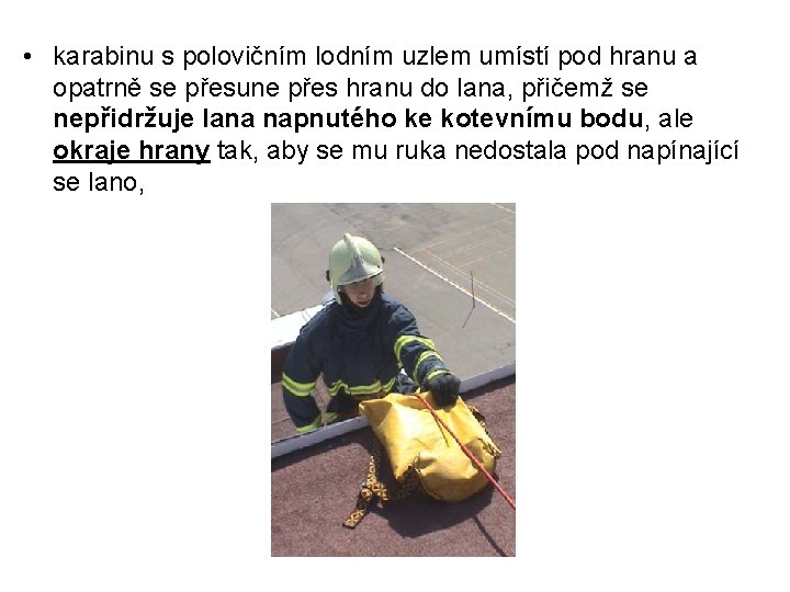  • karabinu s polovičním lodním uzlem umístí pod hranu a opatrně se přesune