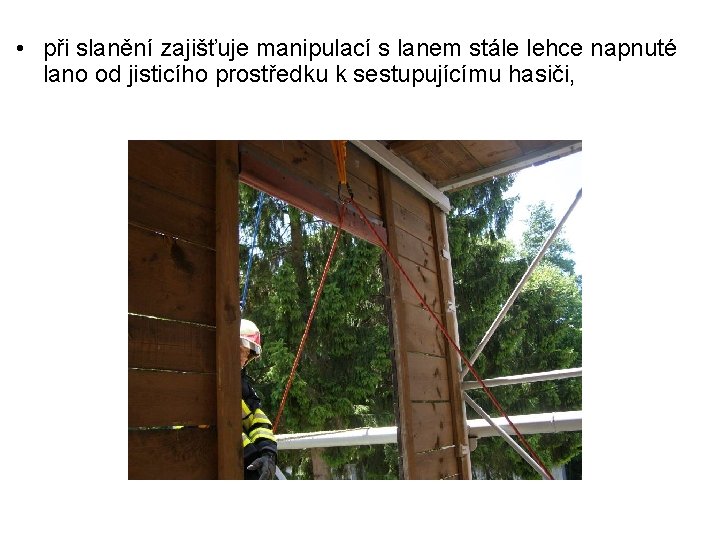  • při slanění zajišťuje manipulací s lanem stále lehce napnuté lano od jisticího