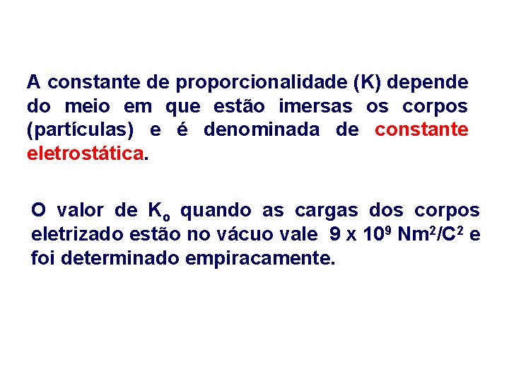 A constante de proporcionalidade (K) depende do meio em que estão imersas os corpos