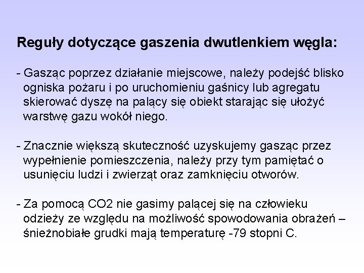 Reguły dotyczące gaszenia dwutlenkiem węgla: - Gasząc poprzez działanie miejscowe, należy podejść blisko ogniska