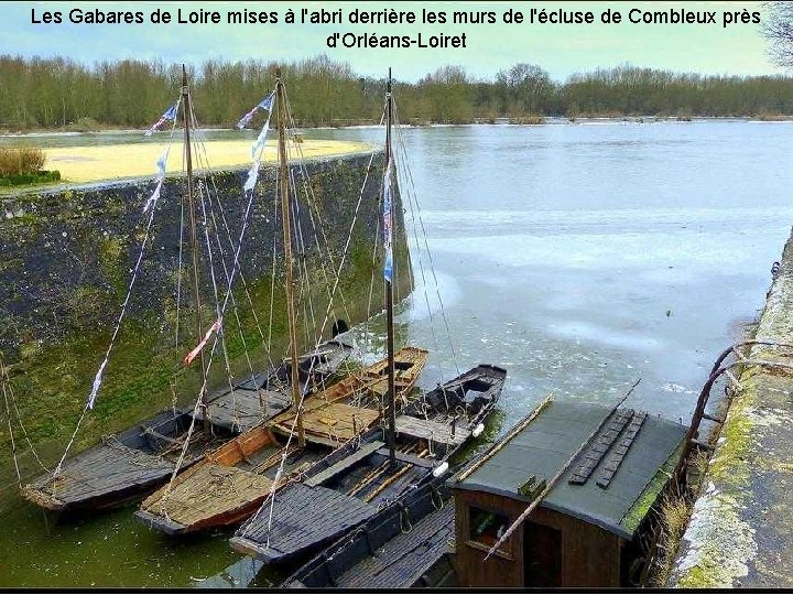 Les Gabares de Loire mises à l'abri derrière les murs de l'écluse de Combleux