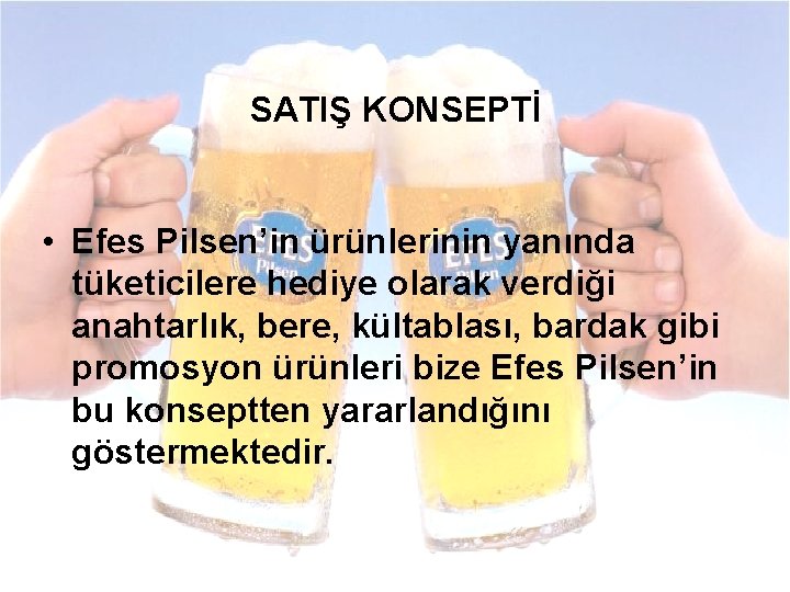 SATIŞ KONSEPTİ • Efes Pilsen’in ürünlerinin yanında tüketicilere hediye olarak verdiği anahtarlık, bere, kültablası,