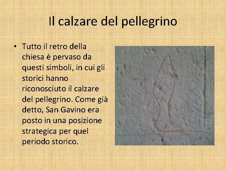 Il calzare del pellegrino • Tutto il retro della chiesa è pervaso da questi