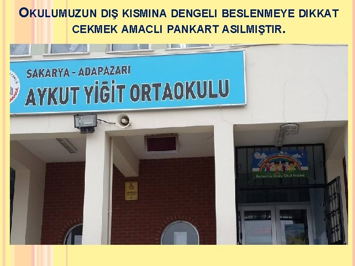 OKULUMUZUN DIŞ KISMINA DENGELI BESLENMEYE DIKKAT CEKMEK AMACLI PANKART ASILMIŞTIR. 