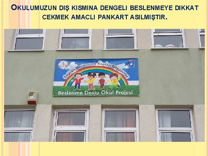 OKULUMUZUN DIŞ KISMINA DENGELI BESLENMEYE DIKKAT CEKMEK AMACLI PANKART ASILMIŞTIR. 