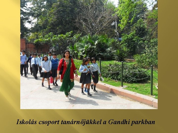 Iskolás csoport tanárnőjükkel a Gandhi parkban 
