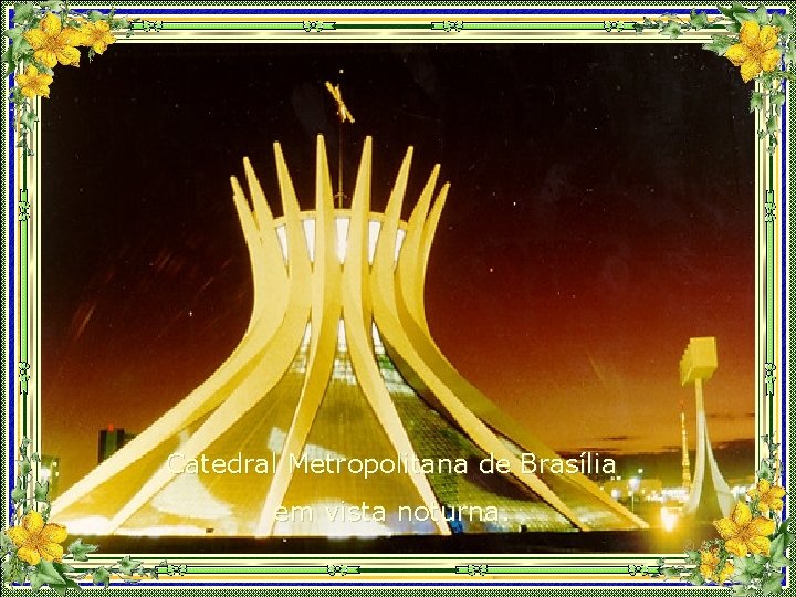 Catedral Metropolitana de Brasília em vista noturna. 