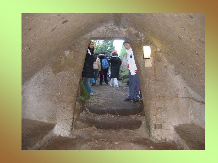 La tomba delle capanne Datata alla metà del sec. VII a. C, è costituita