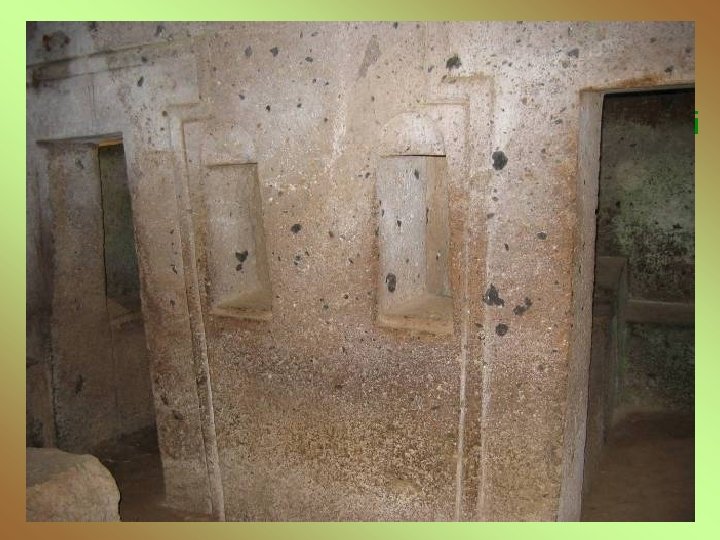 Tomba della Cornice E’ simile a quella dei Vasi Greci e dei Capitelli 