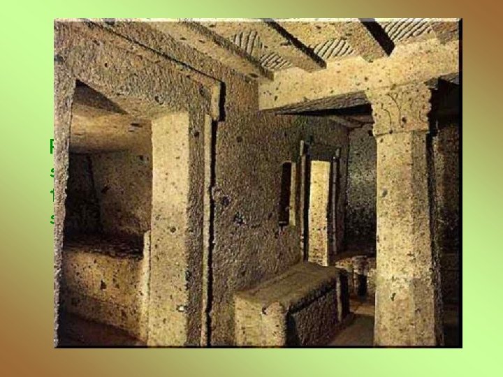 Tomba dei Capitelli Presenta la camera principale coperta da un soffitto a telaio; due