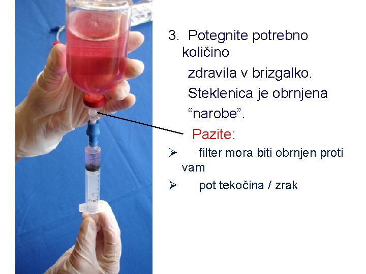 3. Potegnite potrebno količino zdravila v brizgalko. Steklenica je obrnjena “narobe”. Pazite: Ø filter