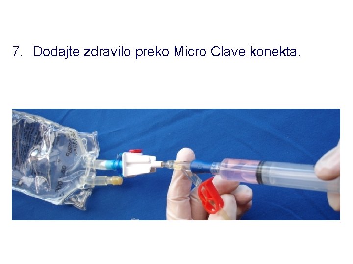 7. Dodajte zdravilo preko Micro Clave konekta. 