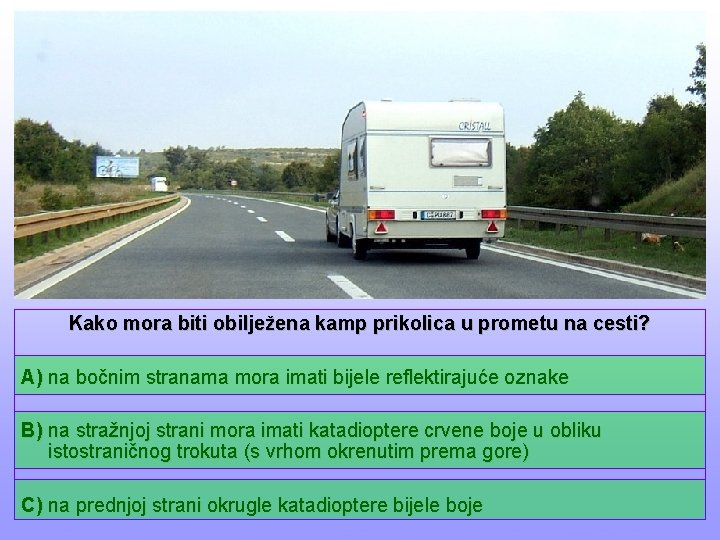 Kako mora biti obilježena kamp prikolica u prometu na cesti? A) na bočnim stranama