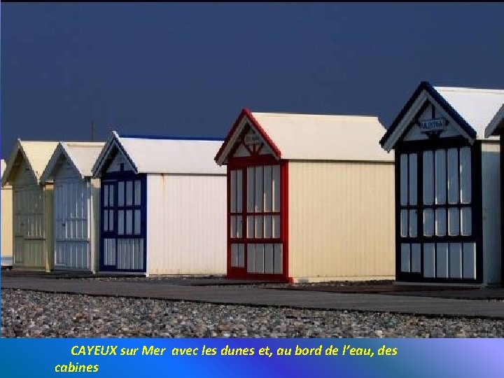 CAYEUX sur Mer avec les dunes et, au bord de l’eau, des cabines 