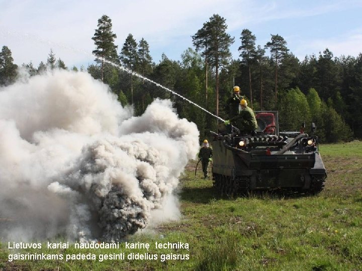 Lietuvos kariai naudodami karinę techniką gaisrininkams padeda gesinti didelius gaisrus 