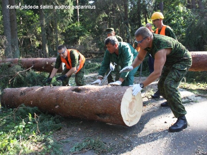 Kariai padeda šalinti audros padarinius 