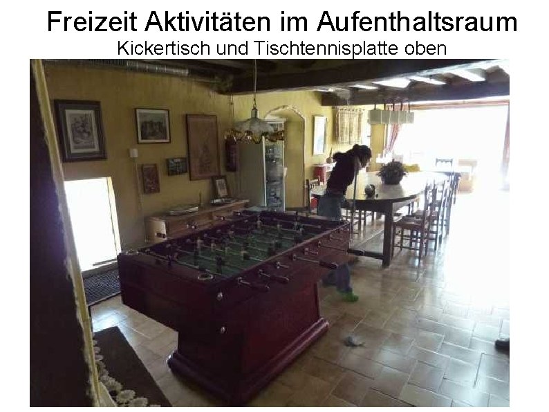 Freizeit Aktivitäten im Aufenthaltsraum Kickertisch und Tischtennisplatte oben 