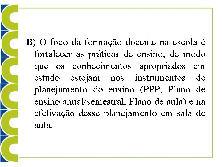 B) O foco da formação docente na escola é fortalecer as práticas de ensino,