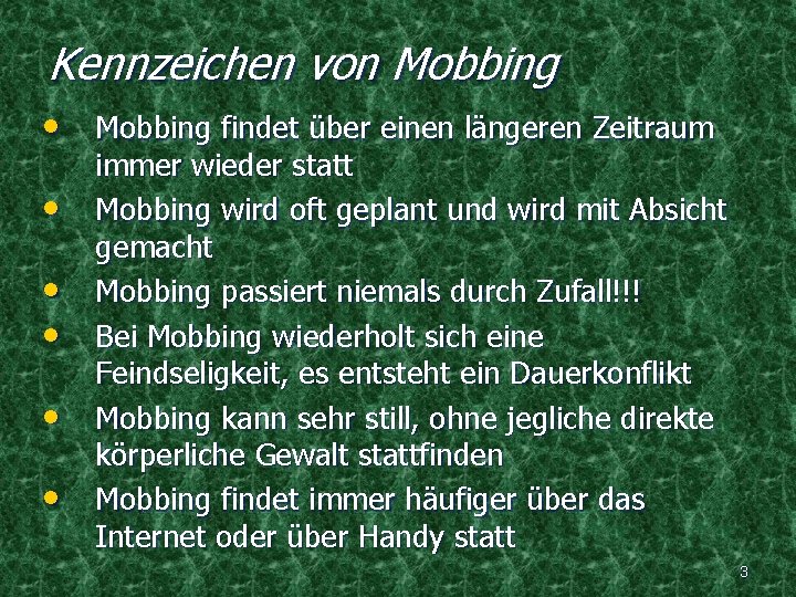 Kennzeichen von Mobbing • Mobbing findet über einen längeren Zeitraum • • • immer