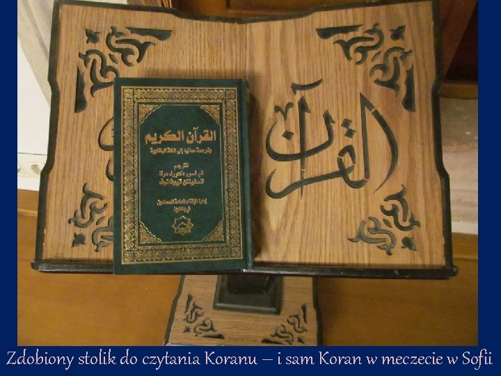Zdobiony stolik do czytania Koranu – i sam Koran w meczecie w Sofii 