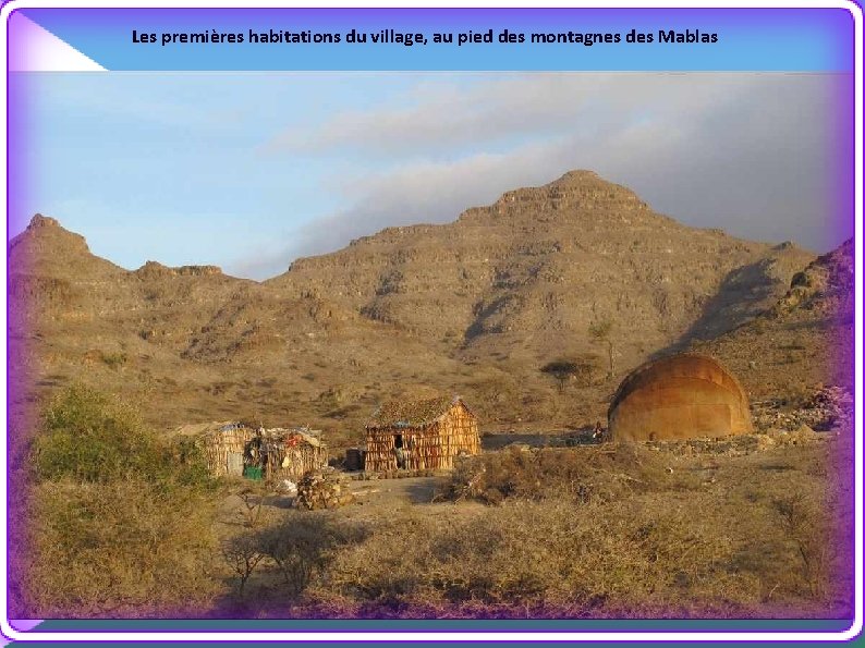Les premières habitations du village, au pied des montagnes des Mablas 